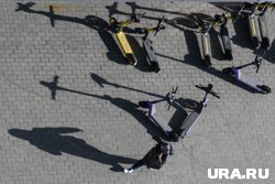 На самокате подростки передвигались вдвоем