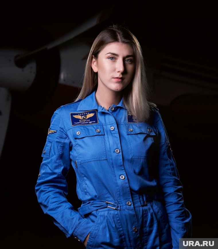 Елена занимает позицию ведущей летчицы пилотажной группы