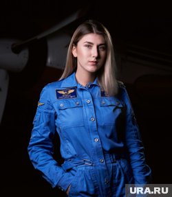 Елена занимает позицию ведущей летчицы пилотажной группы