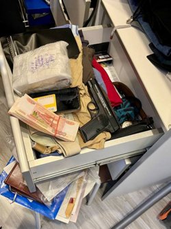 В ходе обысков у участников преступного сообщества были изъяты пистолеты