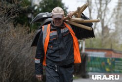 Мужчина ловко крутил лопату между рук 