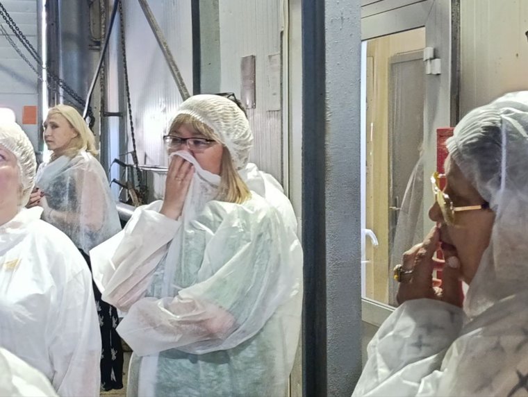 По словам гостей, несмотря на запах, в цеху органических удобрений репродуктора делается все для минимизации ущерба природе