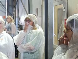 По словам гостей, несмотря на запах, в цеху органических удобрений репродуктора делается все для минимизации ущерба природе