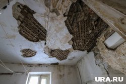 В аварийном доме по улице 1 Мая в Кургане, где до сих пор живут люди, обрушился потолок