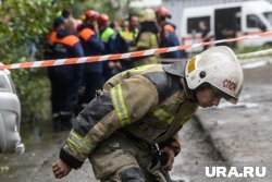 На месте происшествия работают спасатели