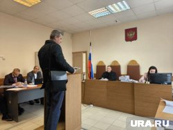 Эксперт Владимир Гицевич принес на суд фото со склада, где якобы хранились витражи для школы