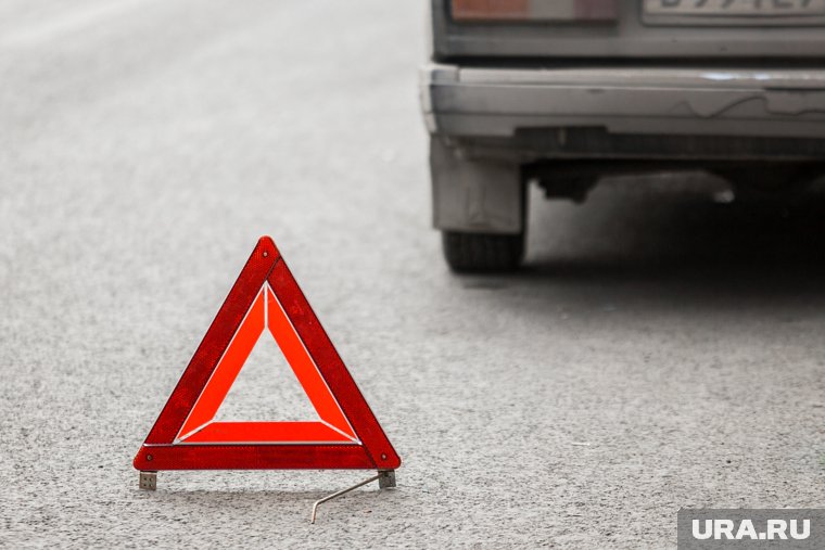 На месте аварии работает четыре машины скорой помощи