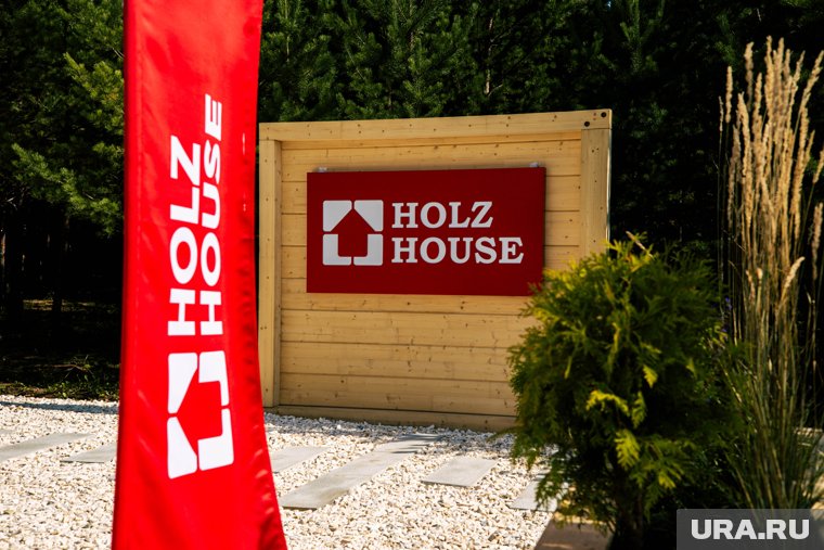 Holz House строит одноэтажный дом из клееного бруса площадью 150 квадратных метров