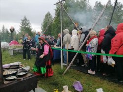 Раздача угощений проходила сразу в нескольких точках