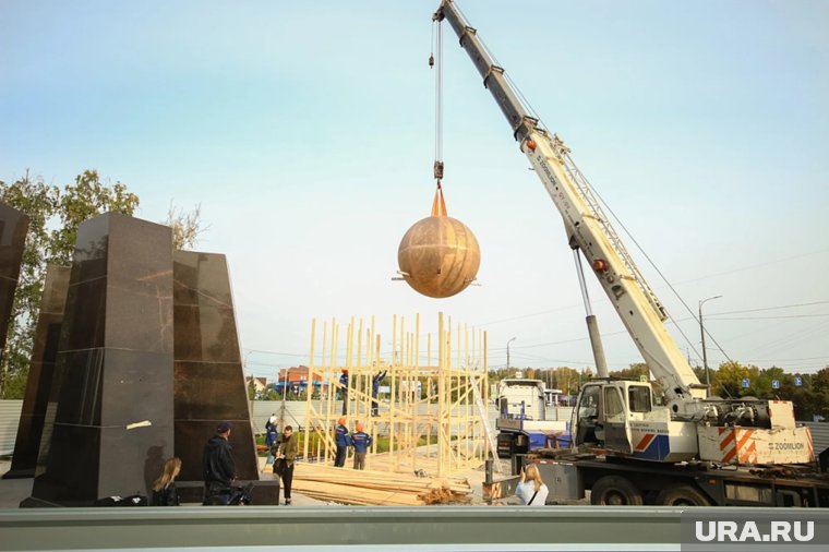 Огромный бронзовый шар будут поддерживать крыльями семь архангелов