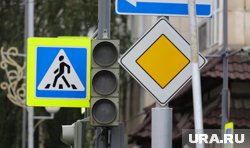 Курганцу выплатят ущерб за упавший на автомобиль дорожный знак