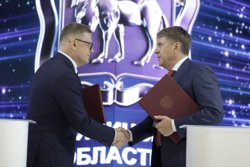 Алексей Текслер (слева) и Василий Курбацких подписали соглашение на площадке ПМЭФ