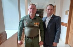Евгений Рева и Андрей Зайцев (слева) обсудили, чем власти Челябинской области могут помочь семьям фронтовиков