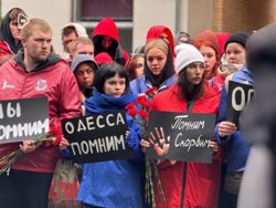 В Москве 1,5 тысячи активистов вышли к посольству Украины с портретами погибших при трагедии