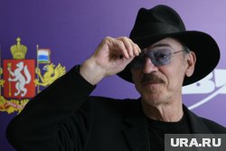 Михаил Боярский вернулся в театр после падения и операции