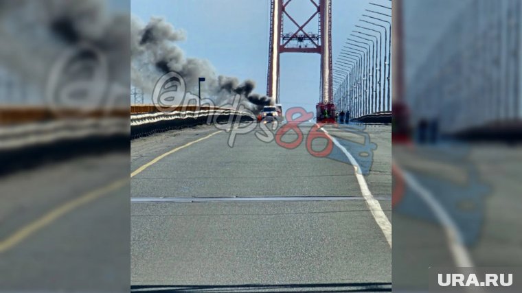 На мосту в ХМАО загорелся грузовик