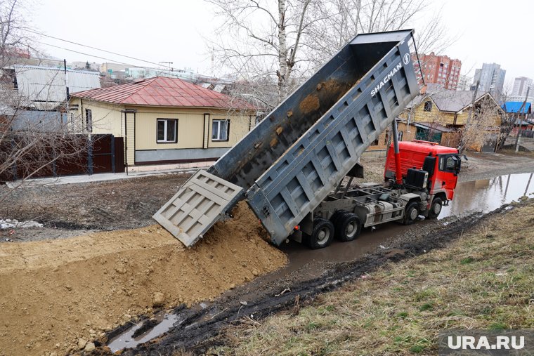 Курганская фирма оформила грузовик на мигранта, у которого не было водительских прав российского образца