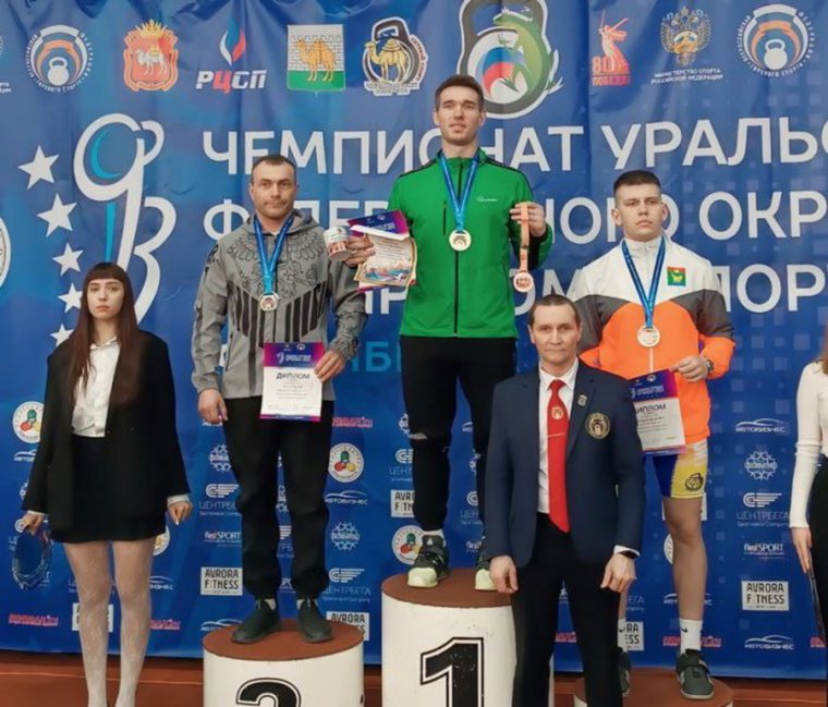 Майор полиции Илья Обухов на втором месте (слева)