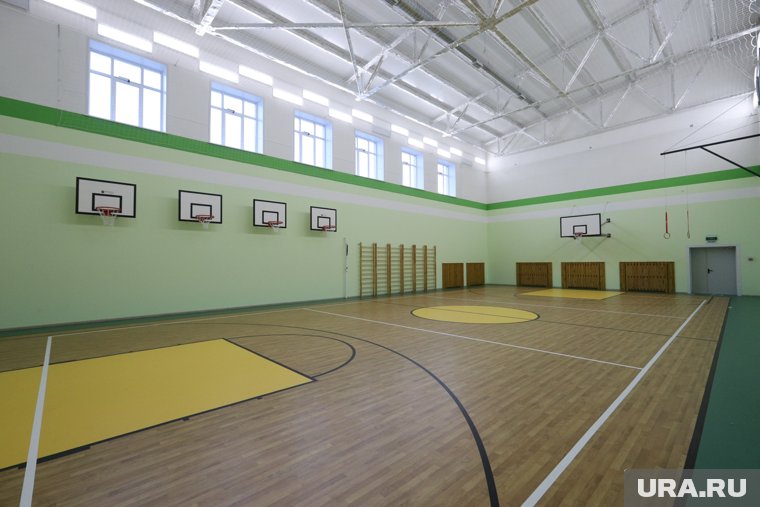 В спортивном зале школы появилась огромная лужа