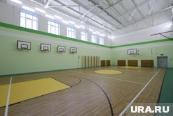 В спортивном зале школы появилась огромная лужа
