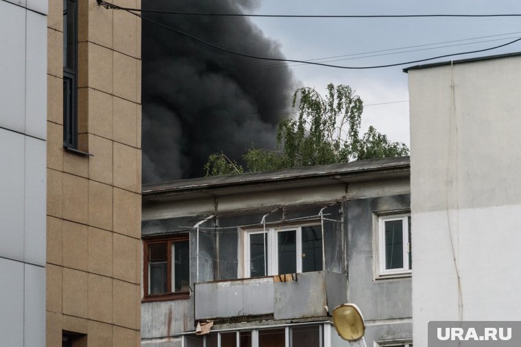 Дым виден из многих мест на Уралмаше (архивное фото)