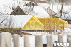 Зимой очень важно счищать снег со стеклянных и пластиковых крыш