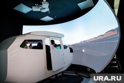 Обучение проходит на авиасимуляторе, который сделан под настоящую кабину одномоторного самолета