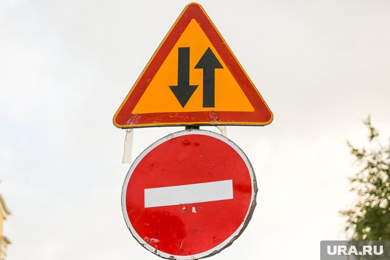 Ограничение движения связано с аварией и дорожными работами