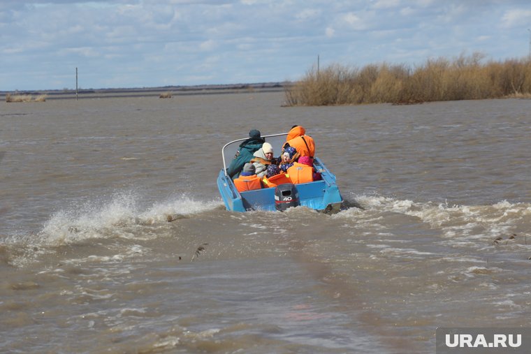 Трое жителей села Пальяново, во время катания на лодке, созвонились с родными