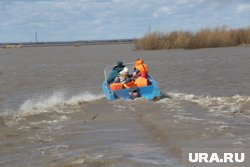 Трое жителей села Пальяново, во время катания на лодке, созвонились с родными