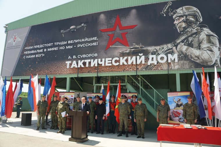 В церемонии открытия приняли участие заместитель министра обороны России генерал армии Юнус-Бек Евкуров и губернатор региона Вениамин Кондратьев