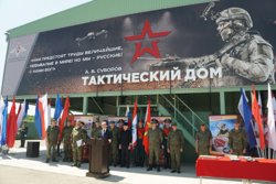В церемонии открытия приняли участие заместитель министра обороны России генерал армии Юнус-Бек Евкуров и губернатор региона Вениамин Кондратьев