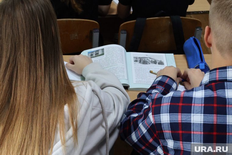 По мнению журналиста, школьники много времени уделяют соцсетям и работе с искусственным интеллектом, а потому не обладают элементарными знаниями о мире