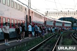 Пассажиры покинули состав и ожидают окончания проверки (архивное фото)