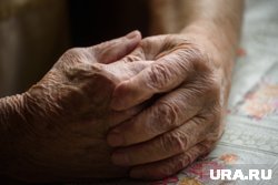 Дедушку бережно завели в квартиру 