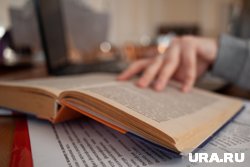 Авторы учебника указывают, что распространявшийся в СССР коммунизм расценивался как угроза