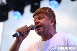 Телеведущий выступает модератором форума