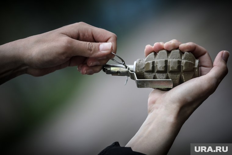 Молодой человек хотел показать муляж гранаты друзьям