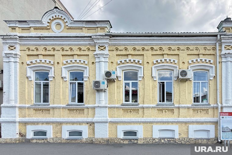 В торговом доме купца Дунаева можно было купить чьи-то золотые часы или заморские фрукты