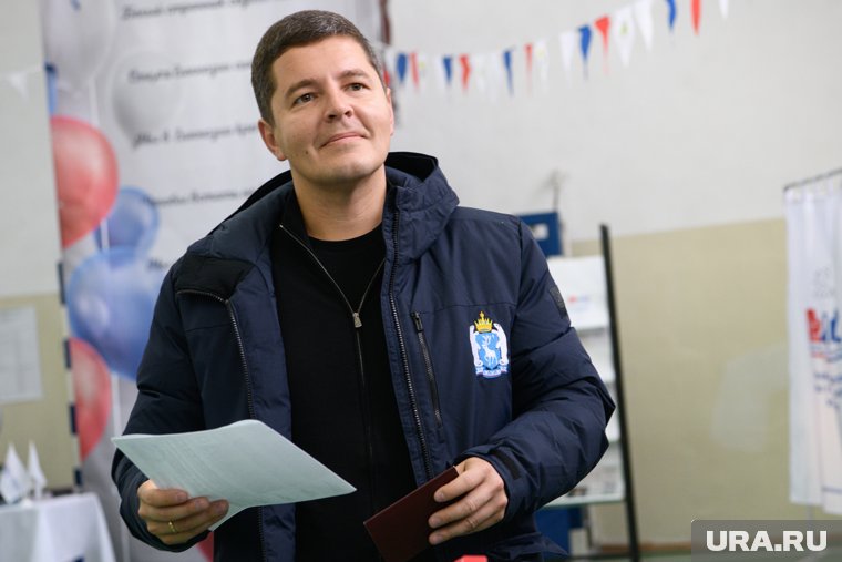 Артюхов вручил два сертификата создателям контента
