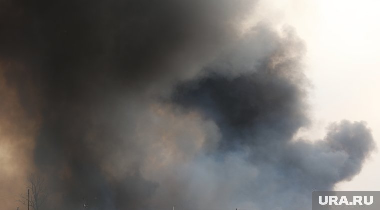 После удара Израиля от иранского ядерного завода в небо поднимаются клубы дыма