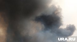 После удара Израиля от иранского ядерного завода в небо поднимаются клубы дыма