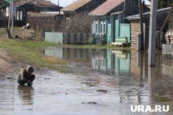 Жители, пострадавшие от паводков в регионах, получают выплаты от государства