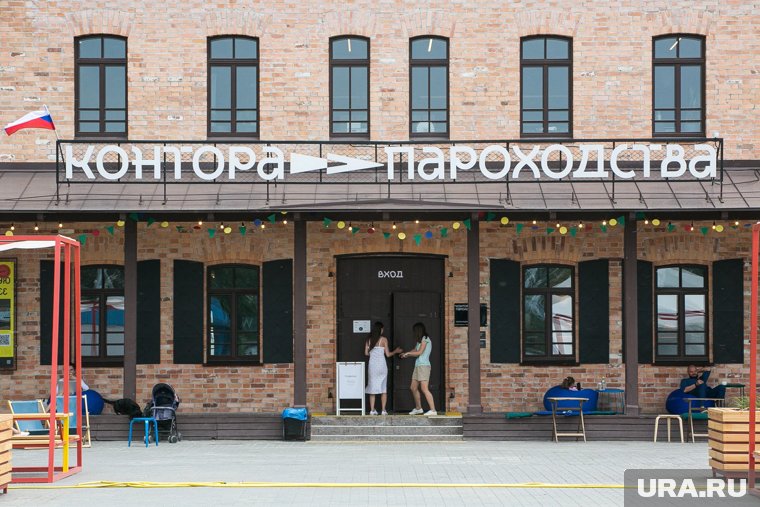 Желтый кроссовок-музей установили в Тюмени в честь марафона