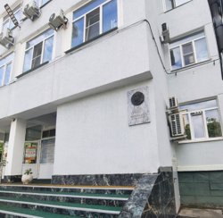 Барельеф с изображением Витебского встречает посетителей областной больницы
