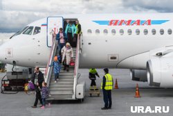 Сотрудники СКР проводят проверку экстренной посадки самолета до Нового Уренгоя
