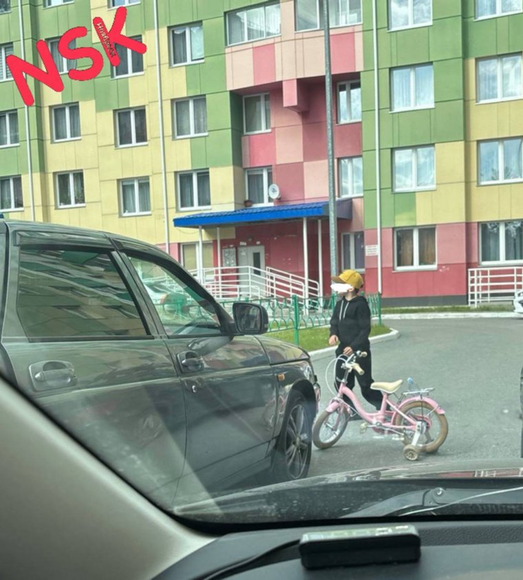 В Ноябрьске автомобиль наехал на маленького ребенка на велосипеде