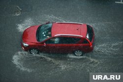 Мужчина уехал на красной иномарке (архивное фото)