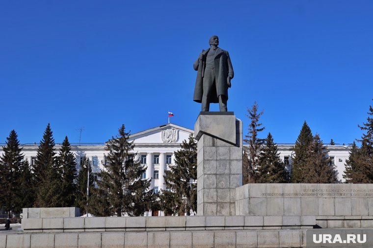 Памятник Ленина в Кургане изготовлен высотой шесть метров
