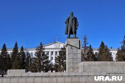 Памятник Ленина в Кургане изготовлен высотой шесть метров 
